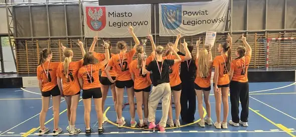 SP8 Legionowo: unihokejowe mistrzynie miasta i wicemistrzynie w jednym tygodniu